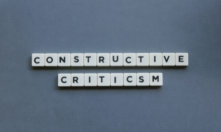 Konstruktywna krytyka pracownika – czyli właściwie jaka?